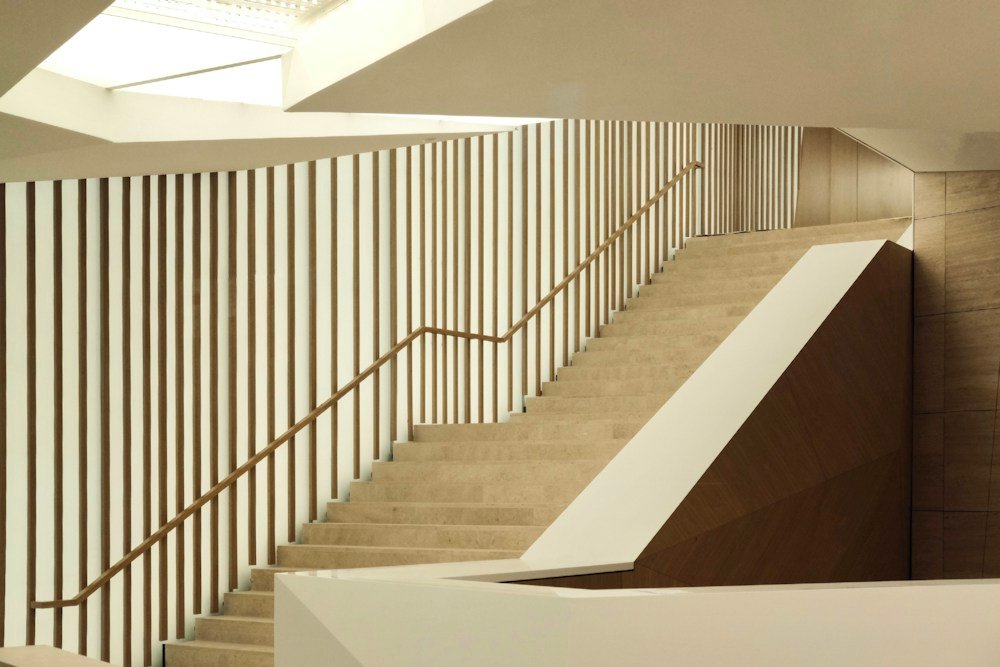 Interior com luz natural e composição de materiais — referência arquitetônica